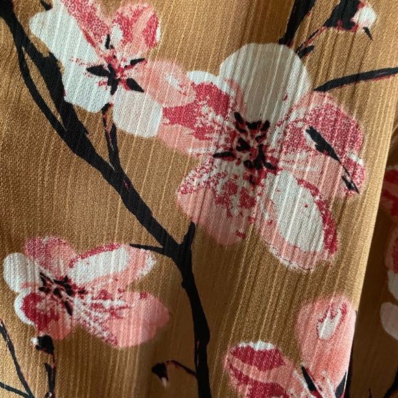 Le Chateau sleeveless cherry blossom top - Picture 2 of 6